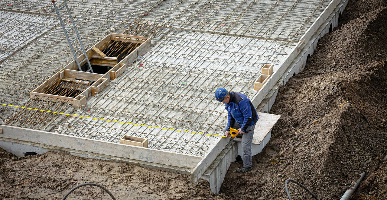 SB30935 Long tape measures are essential measuring tools for day-to-day use – for all professionals who do measurements over long distances.
