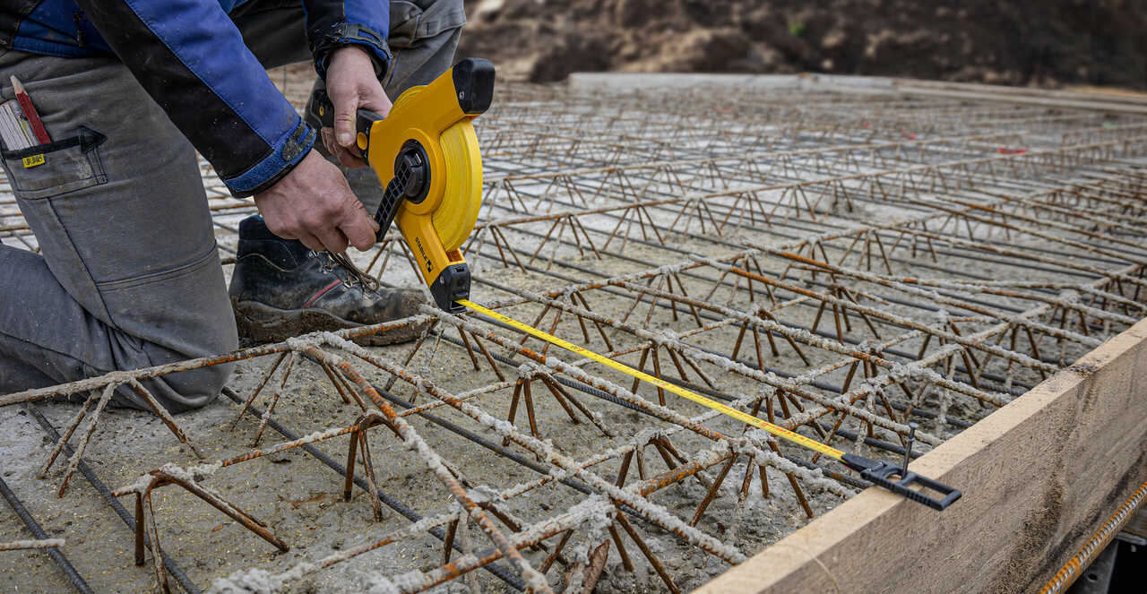 SB30935 Long tape measures are essential measuring tools for day-to-day use – for all professionals who do measurements over long distances.
