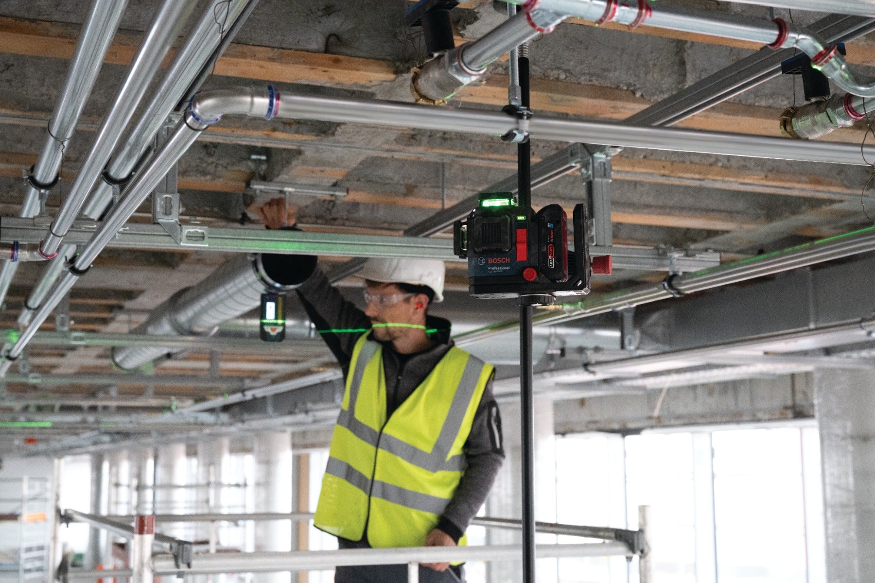 Bosch 18V 360deg Connected Green-Beam Three-Plane Leveling and Alignment Laser w/ (1) 4 Ah Battery GLL330-80CGL