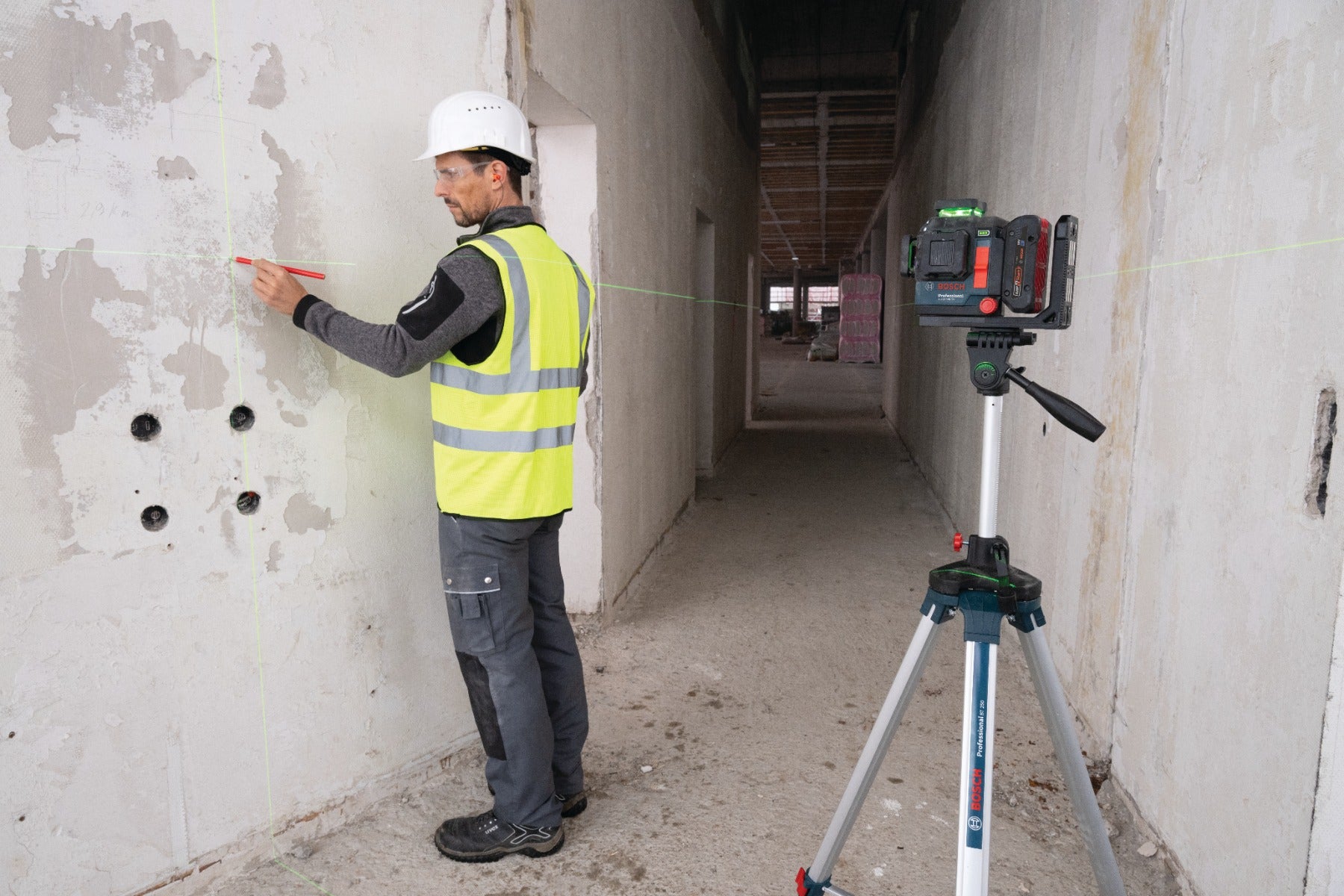 Bosch 18V 360deg Connected Green-Beam Three-Plane Leveling and Alignment Laser w/ (1) 4 Ah Battery GLL330-80CGL