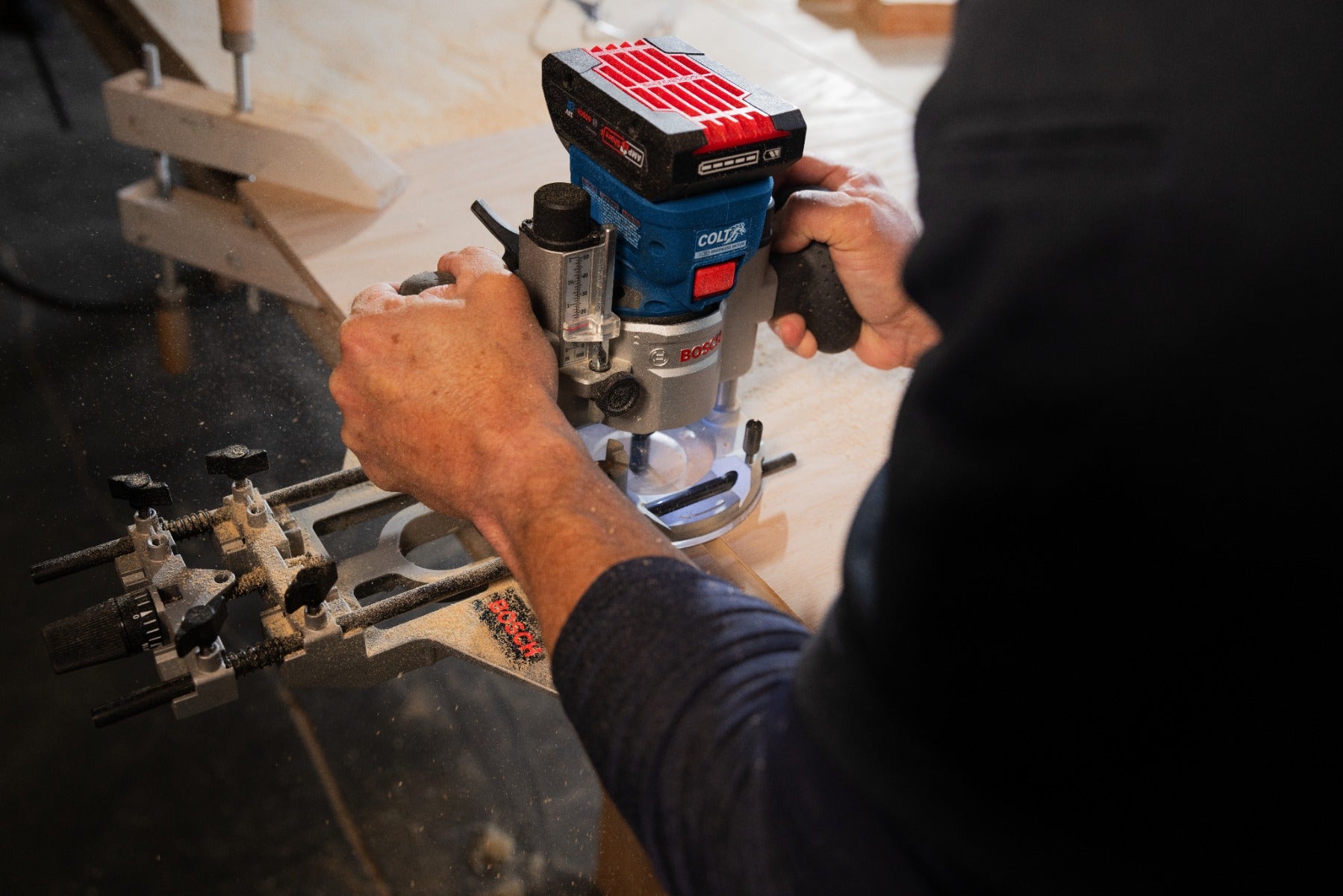 Bosch 18V Brushless Colt Palm Router Kit w/ (1) CORE18V 4 Ah Advanced Power Battery and Plunge Base GKF18V-25PL14