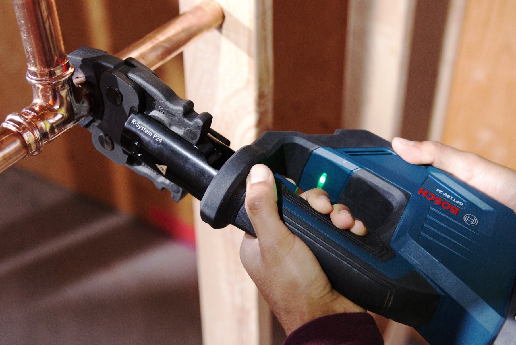 Bosch Press Tool Kit w/ 1/2", 3/4", and 1" Jaws, (1) CORE18V 4 Ah Battery & (1) 18V Standard Charger GPT18V-24L14