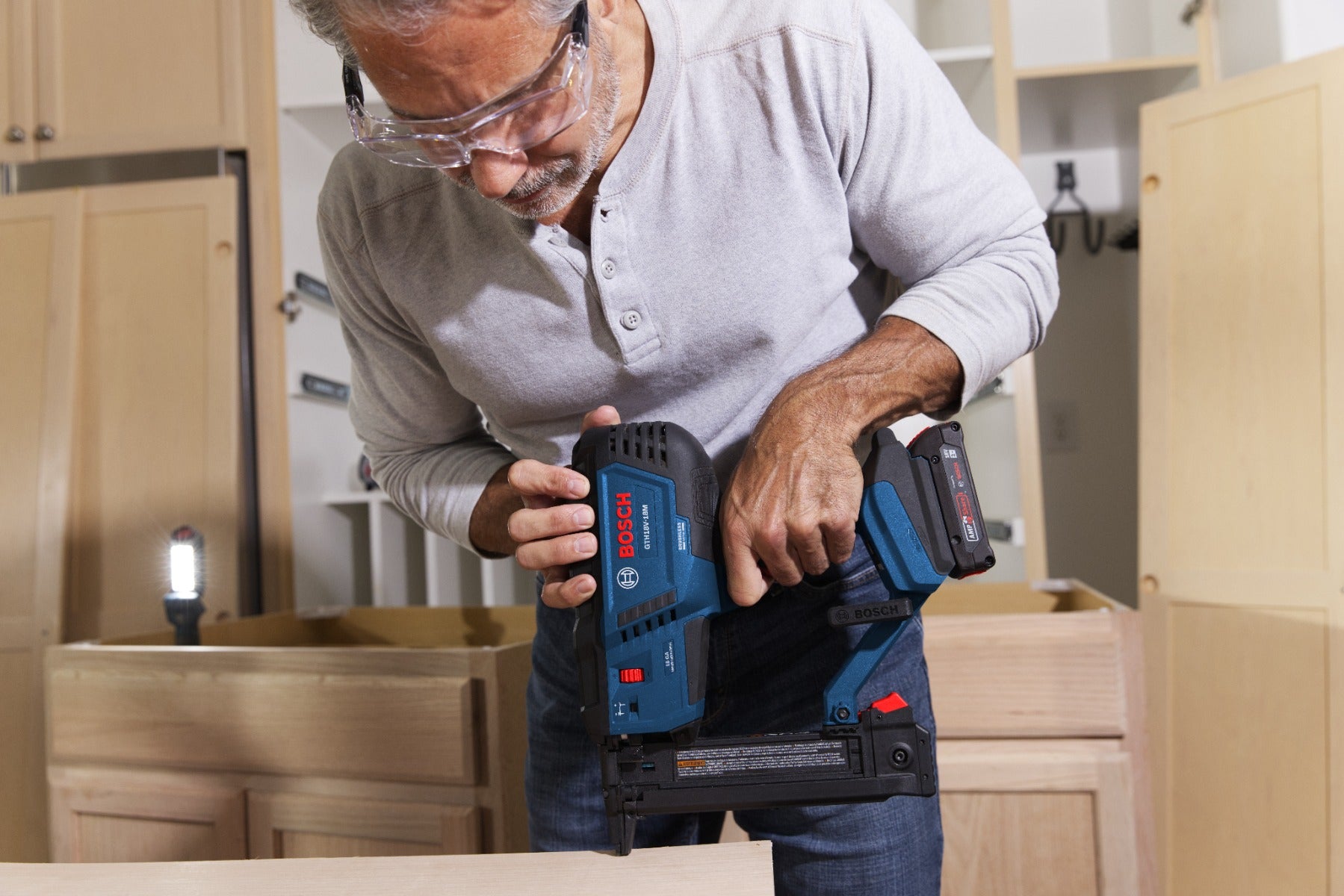 Bosch 18V Brushless 18-Gauge Narrow Crown Stapler Kit w/ (1) 2 Ah Standard Power Battery GTH18V-18MB12