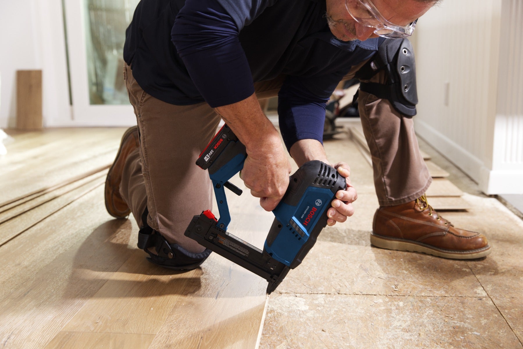 Bosch 18V Brushless 18-Gauge Narrow Crown Stapler Kit w/ (1) 2 Ah Standard Power Battery GTH18V-18MB12