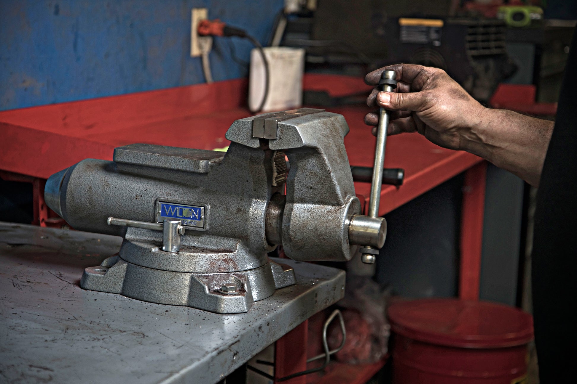 Jet 865M, Mechanics Pro 6-1/2 in. Jaw Width, Round Channel Vise with Swivel Base 28812
