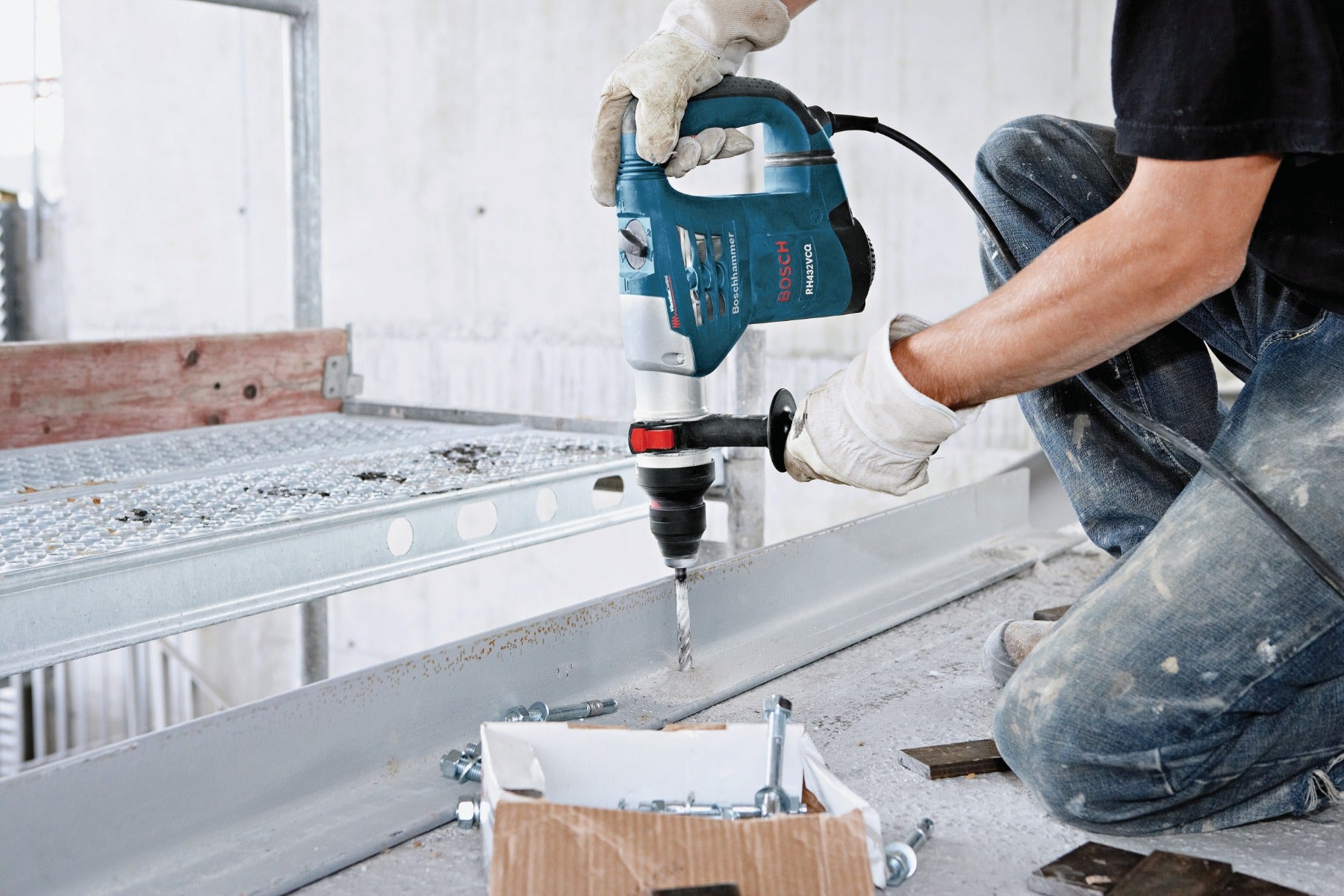 Bosch 1-1/4" SDSplus Rotary Hammer w/ Vibration Control RH432VCQ