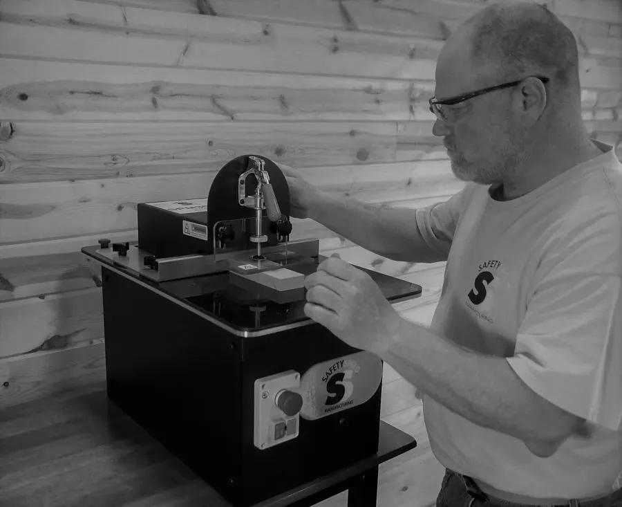 Safety Speed Cut Tabletop Screw Pocket Machine SPM101EZ