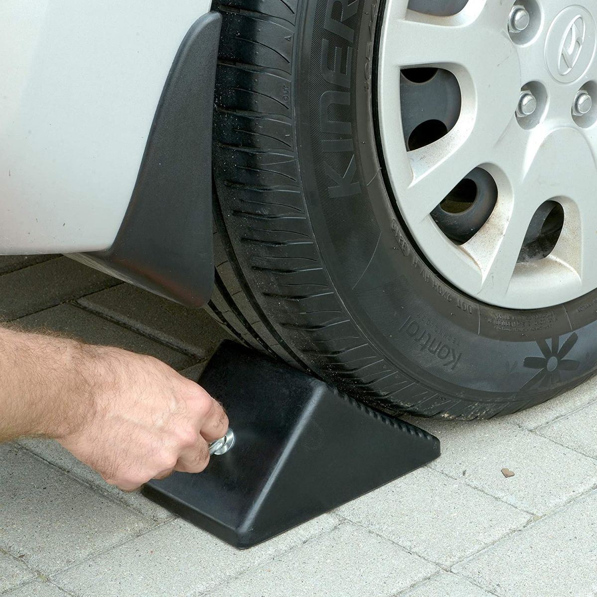 Blubird Rubber Wheel Chock with Eye Bolt BBRWC02